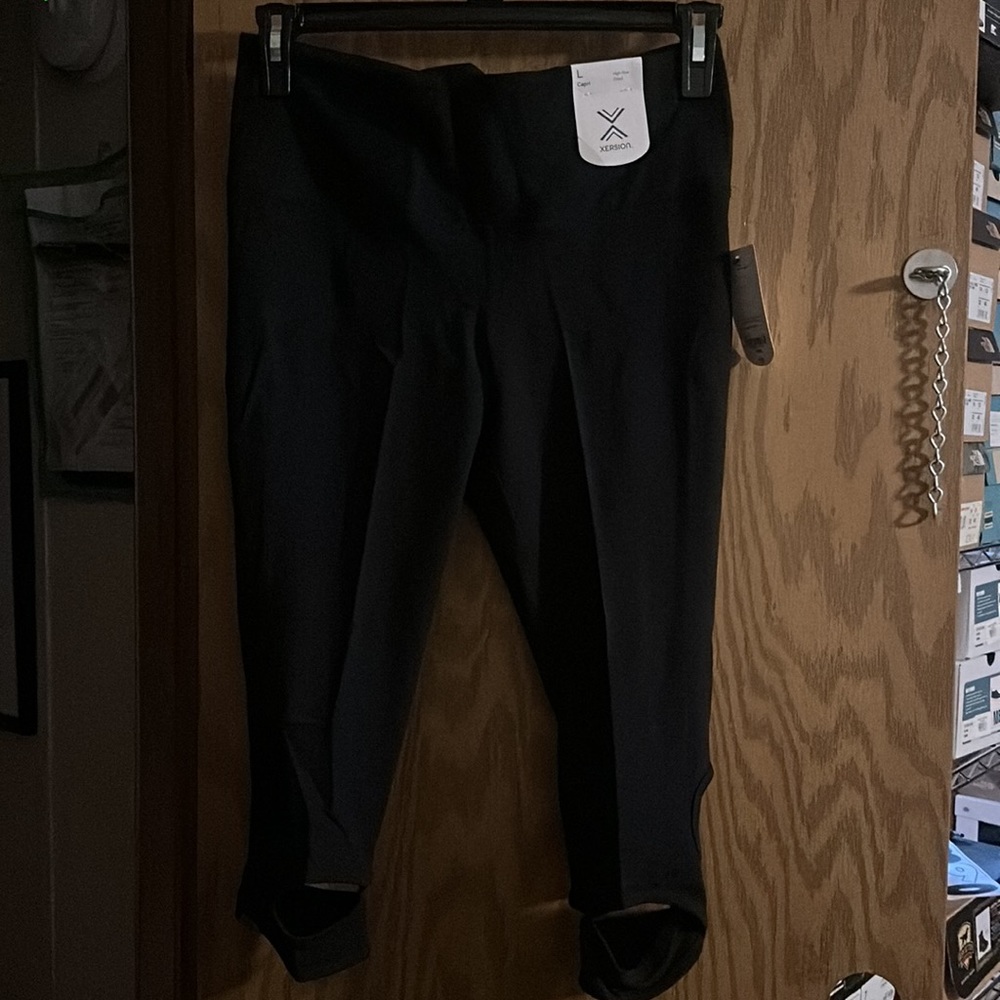XERSION HIGH RISE CAPRI: BLACK: NEW WITH TAGS: SIZE LARGE